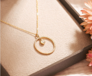 guildedesorfevres un magnifique collier en or à remporter